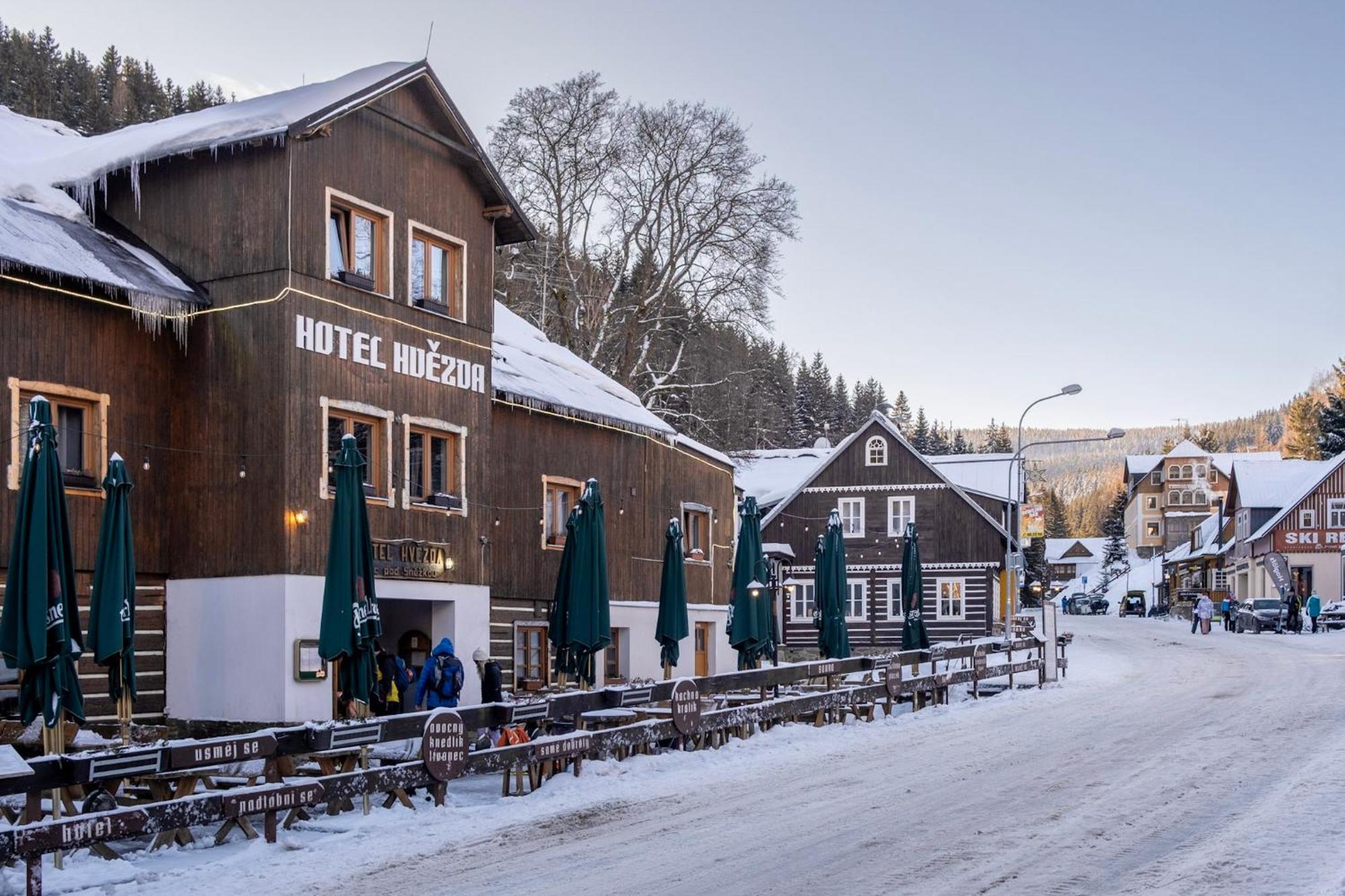 Hotel Hvezda Pec pod Snezkou Exteriör bild